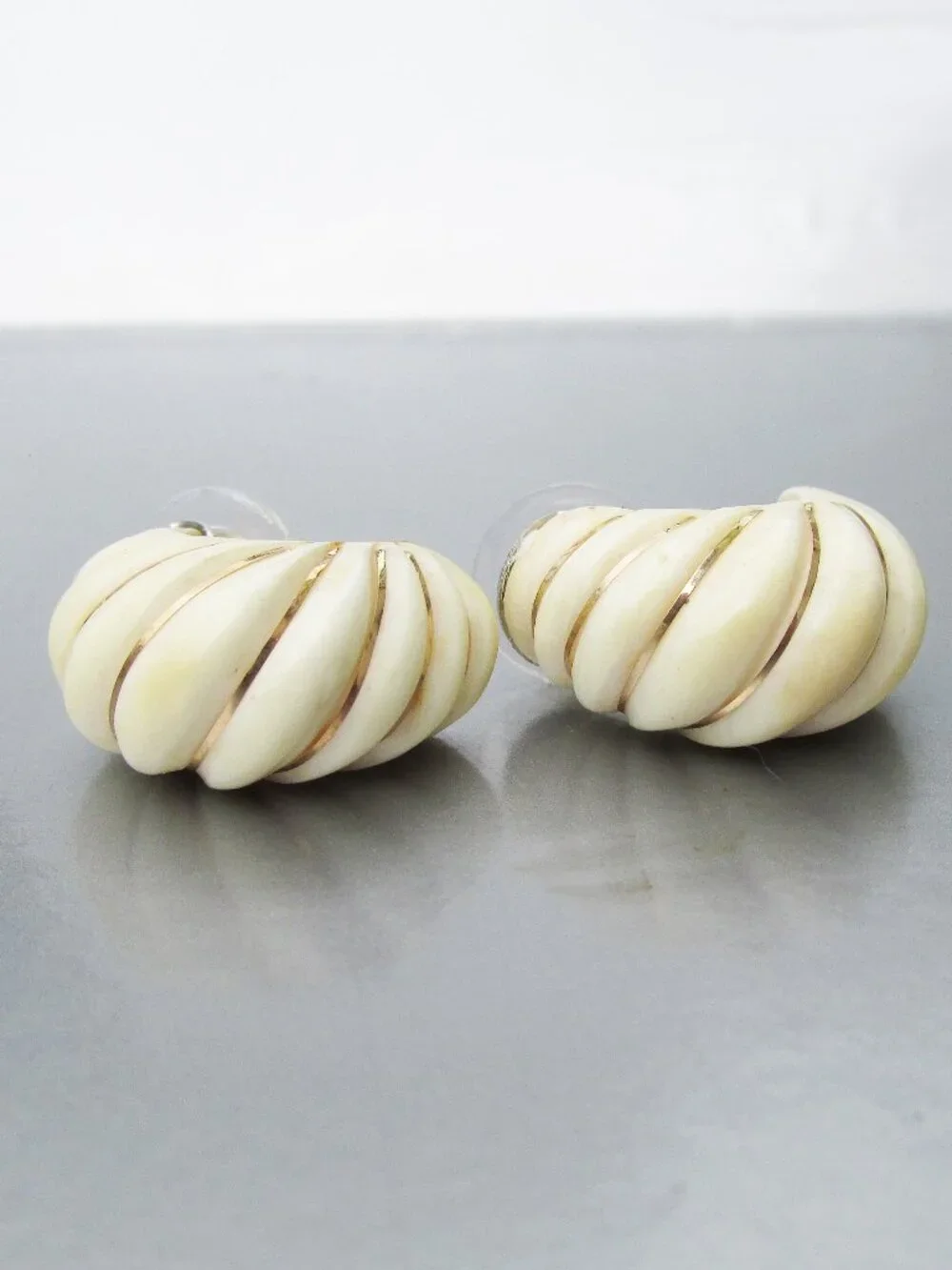 Vintage 585 14K Gold Italy Oval Carved Shrimp Post Stud Earrings